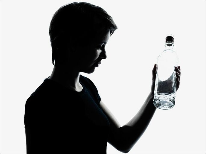 La dependencia mental de una mujer al alcohol es un signo de la segunda etapa del alcoholismo. 