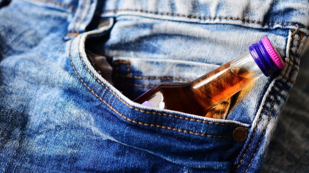 Una botella de alcohol en tu bolsillo