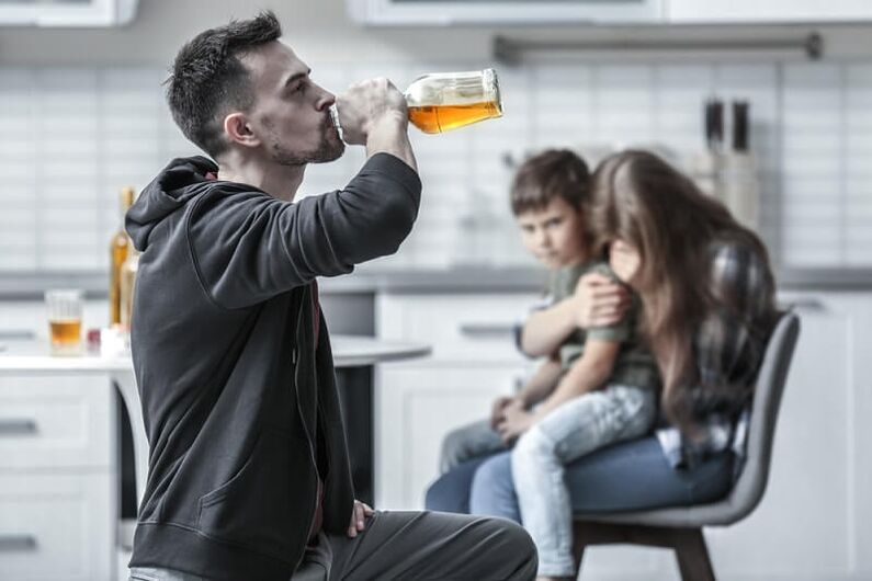 un hombre bebe alcohol como ayudarlo a dejar de fumar