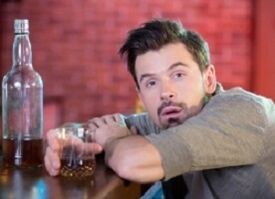 El hombre bebe alcohol cada dos días.