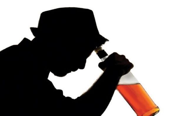 un hombre bebe alcohol como dejar de fumar