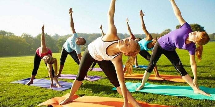 El grupo se dedica a la gimnasia al aire libre. 