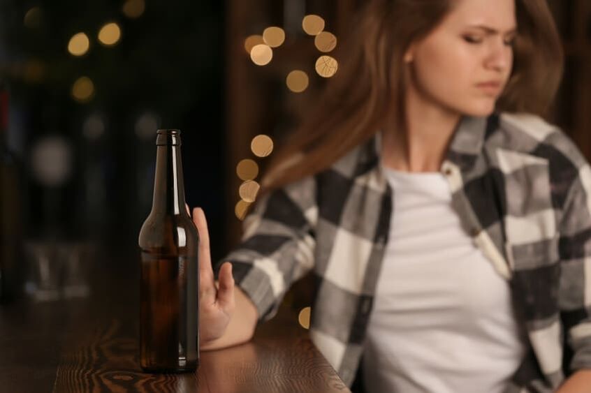 la mujer está recurriendo al alcohol