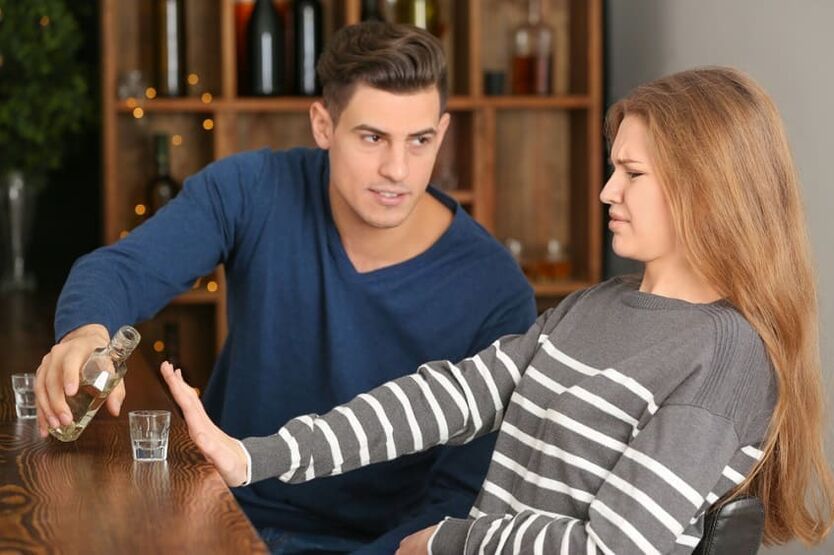 mujer rechaza el alcohol