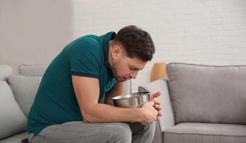 un hombre se siente mal después de tomar alcohol