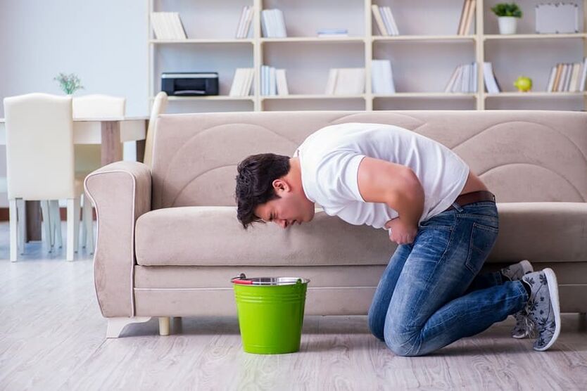 un hombre tiene náuseas después de beber alcohol