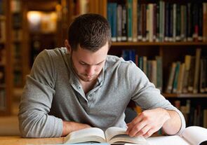 hombre leyendo un libro